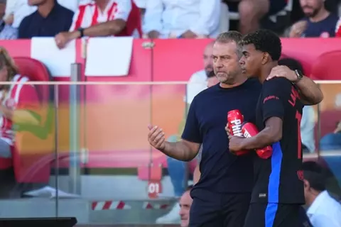 إيقاف فليك وتغريم ليفاندوفسكي ولامين.. يويفا يعاقب برشلونة